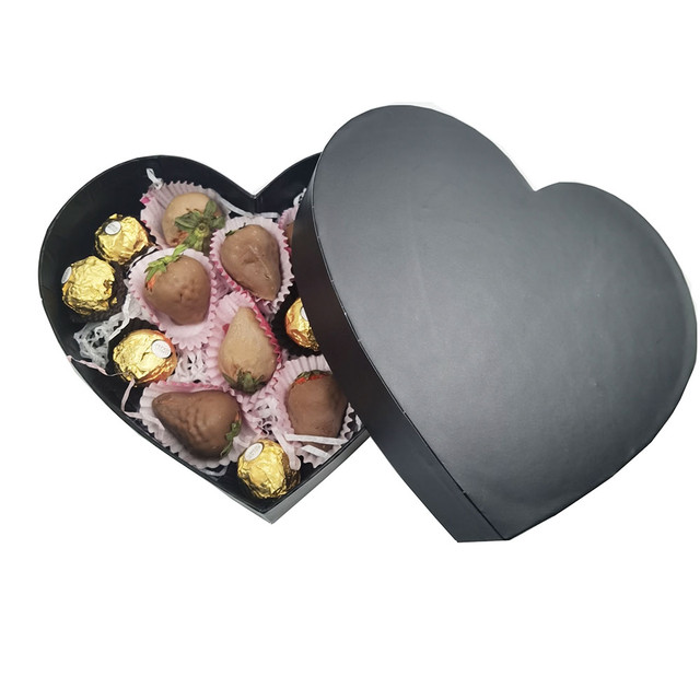 chocolate covered strawberries sweet flower packaging heart shaped gift box  for Valentine's Day